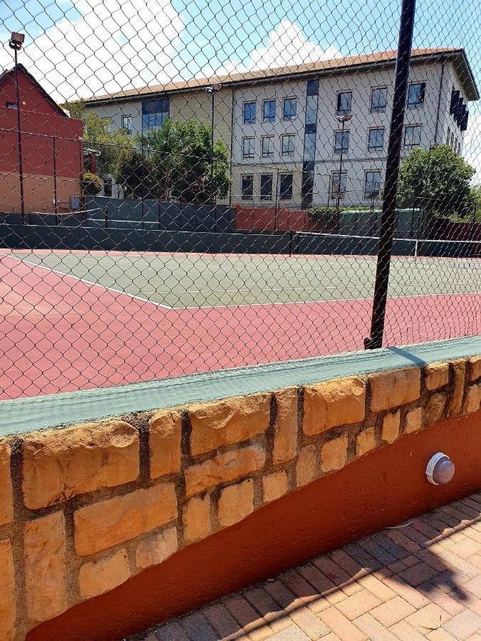 Merry Monte Casino Lodge House In Fourways Sandton Exterior photo